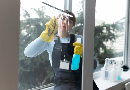 Nettoyage de vitres intérieures et extérieures à Coulombiers
